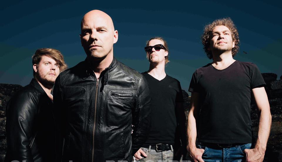 Listen: Charmless i – Superhero