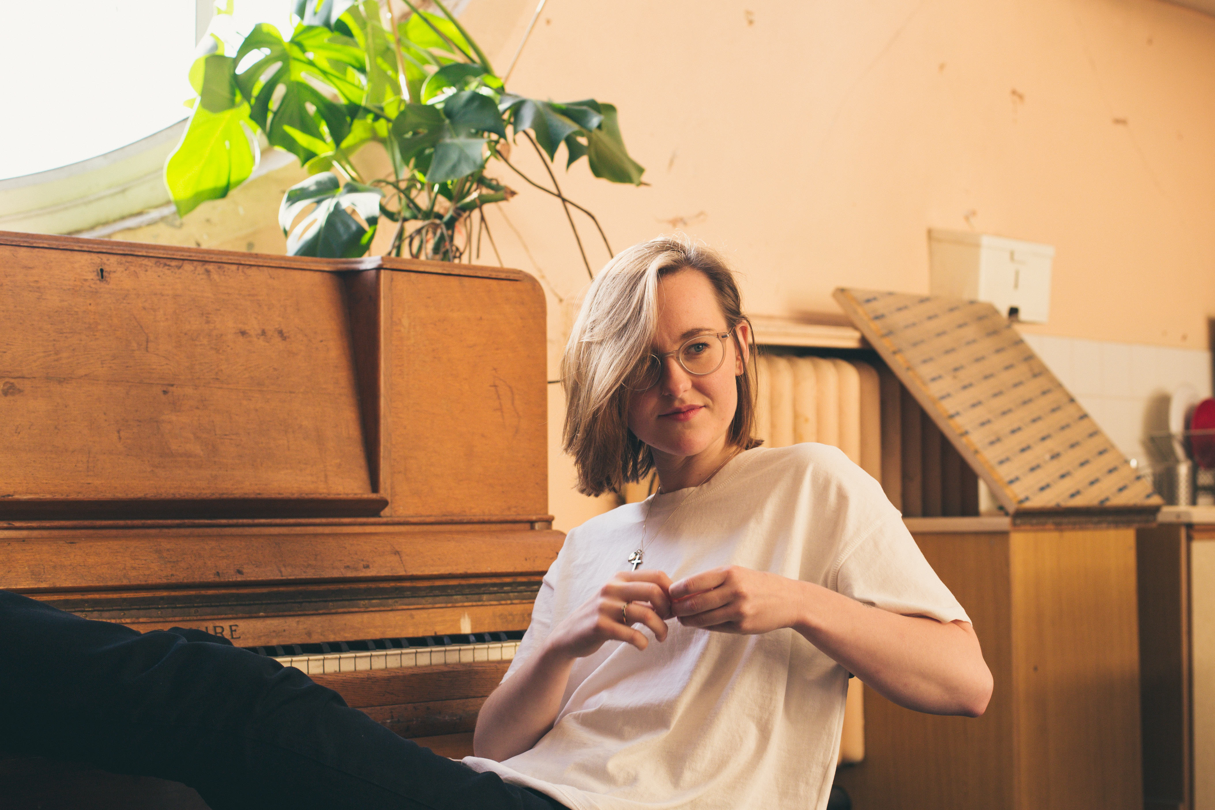 Watch: Lindsay Munroe – Mirror