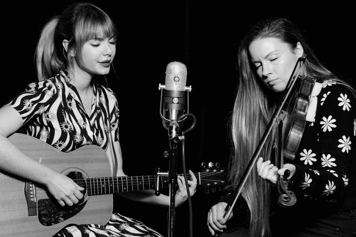 Watch: Kandle & Kendle – Birds (Live)