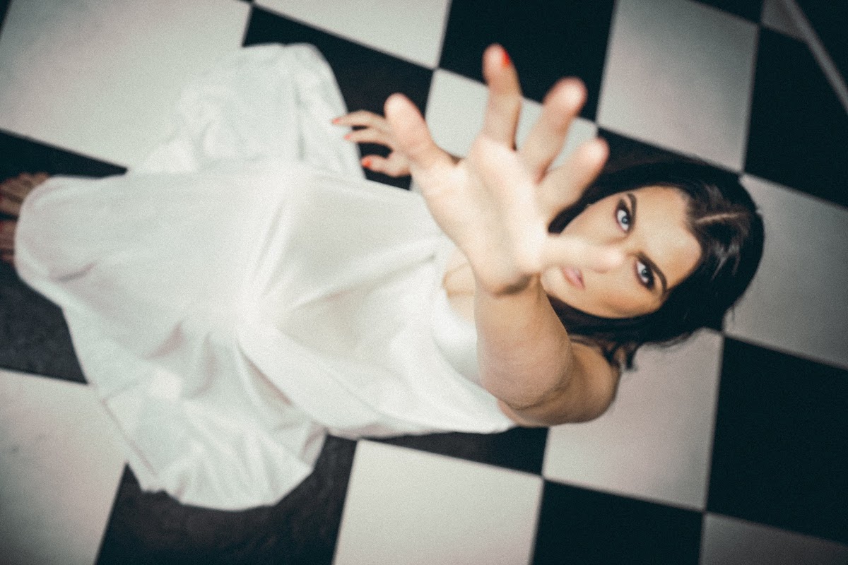 Listen: Erica Knox – Running Inside Of My Brain