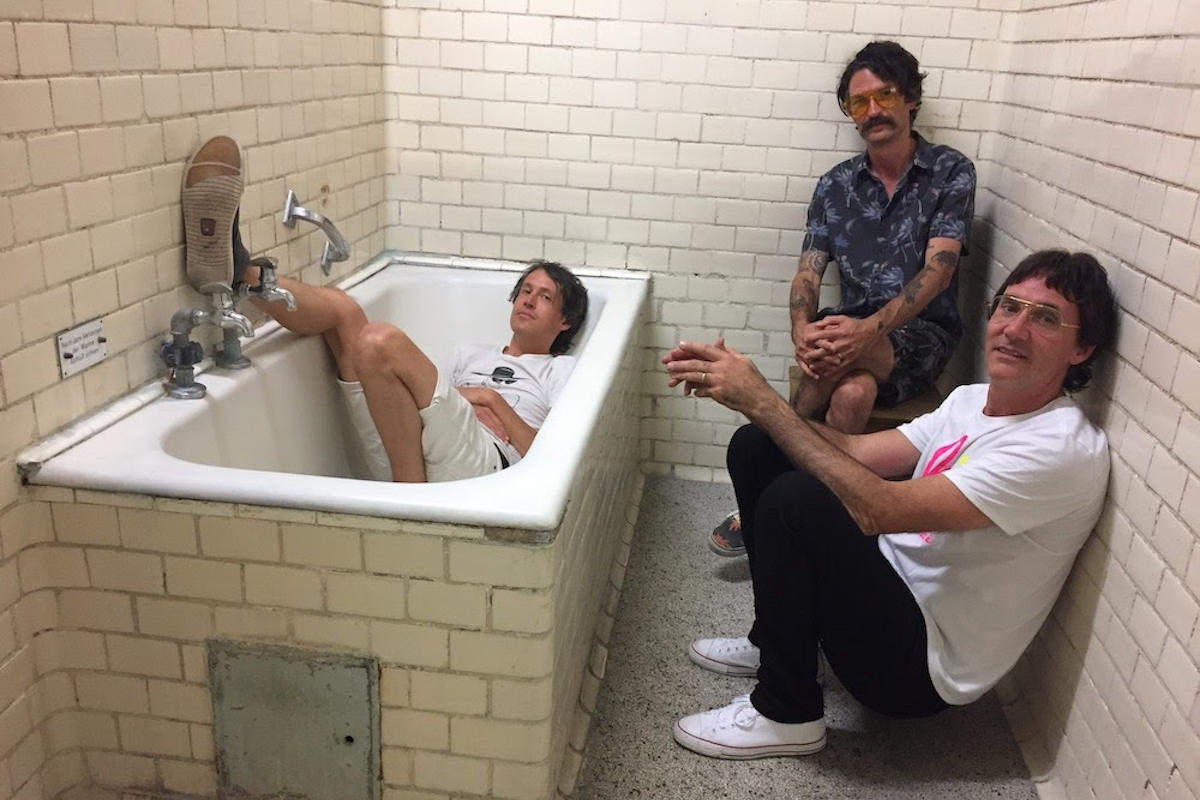 Watch: Autogramm – I Am A Situation