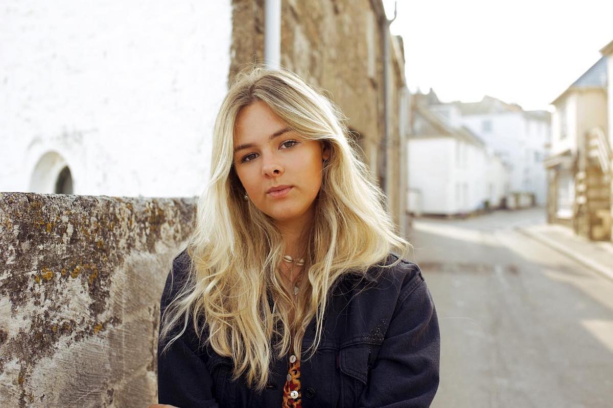 Listen: Bailey Tomkinson – When The Lights Went Out