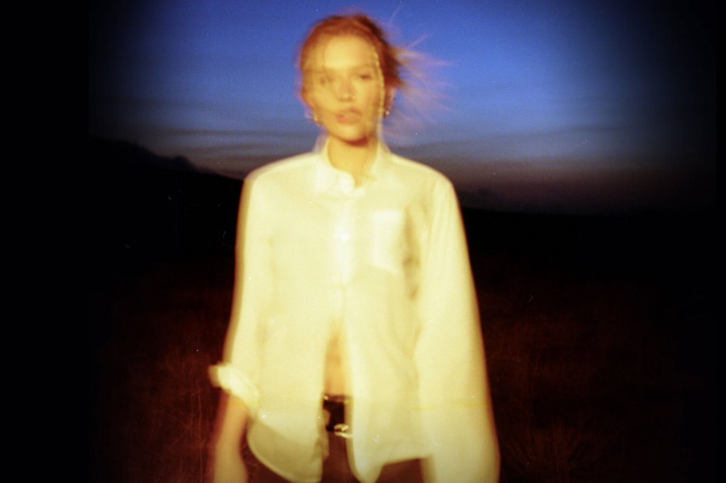 Watch: Lennon Stella – Like Everybody Else&nbsp;(Acoustic)