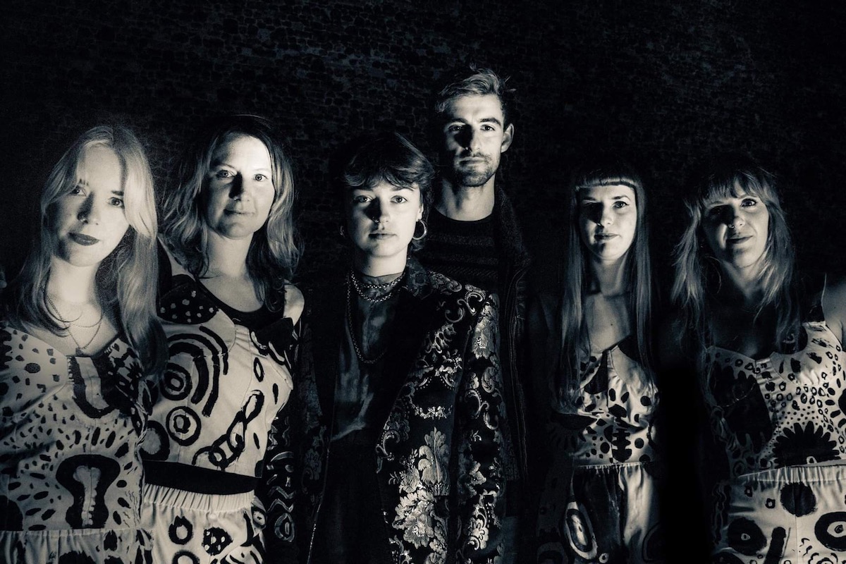 Listen: Tacsidermi & Sister Wives – A Oes Heddwch