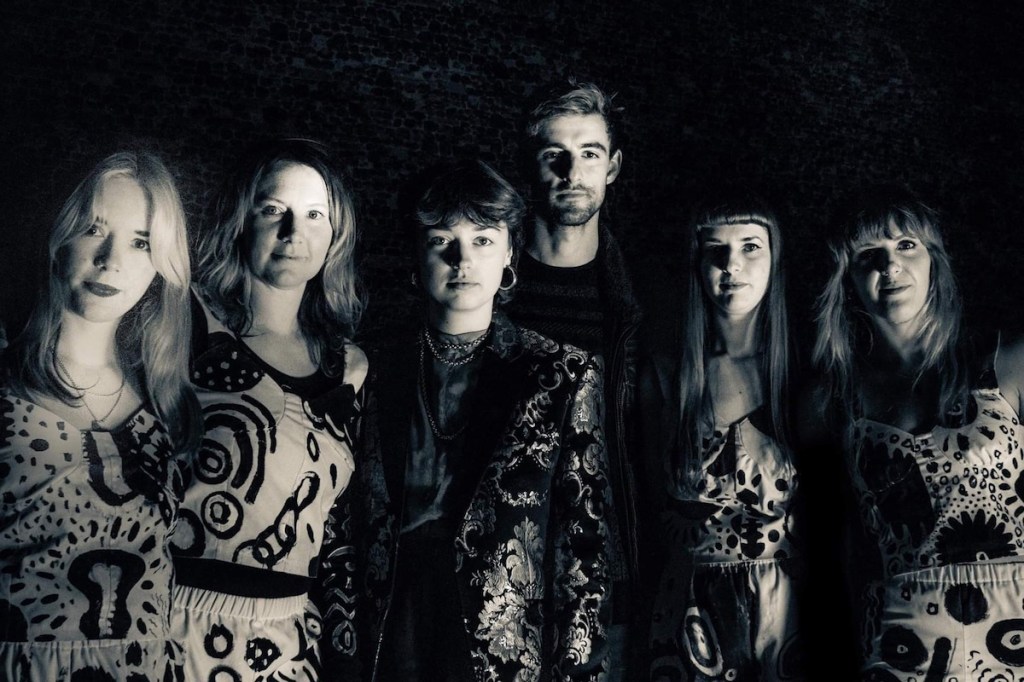 Listen: Tacsidermi & Sister Wives – A Oes&nbsp;Heddwch