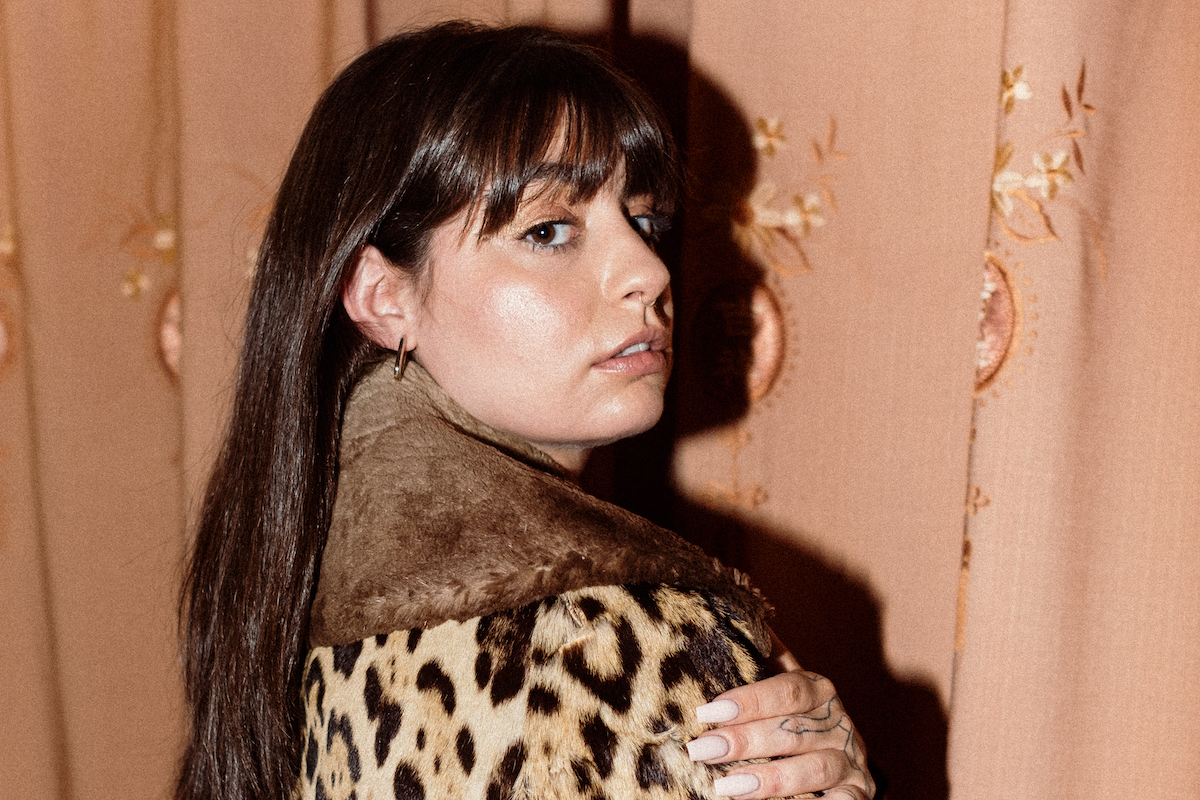 Watch: Léonie Gray – Slitted Tongue