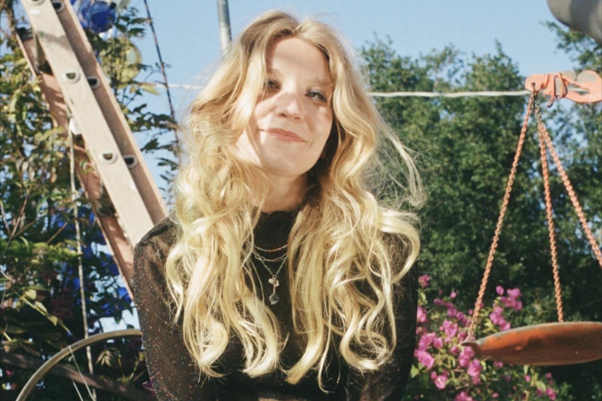 Listen: Mistine – Temporary Feeling