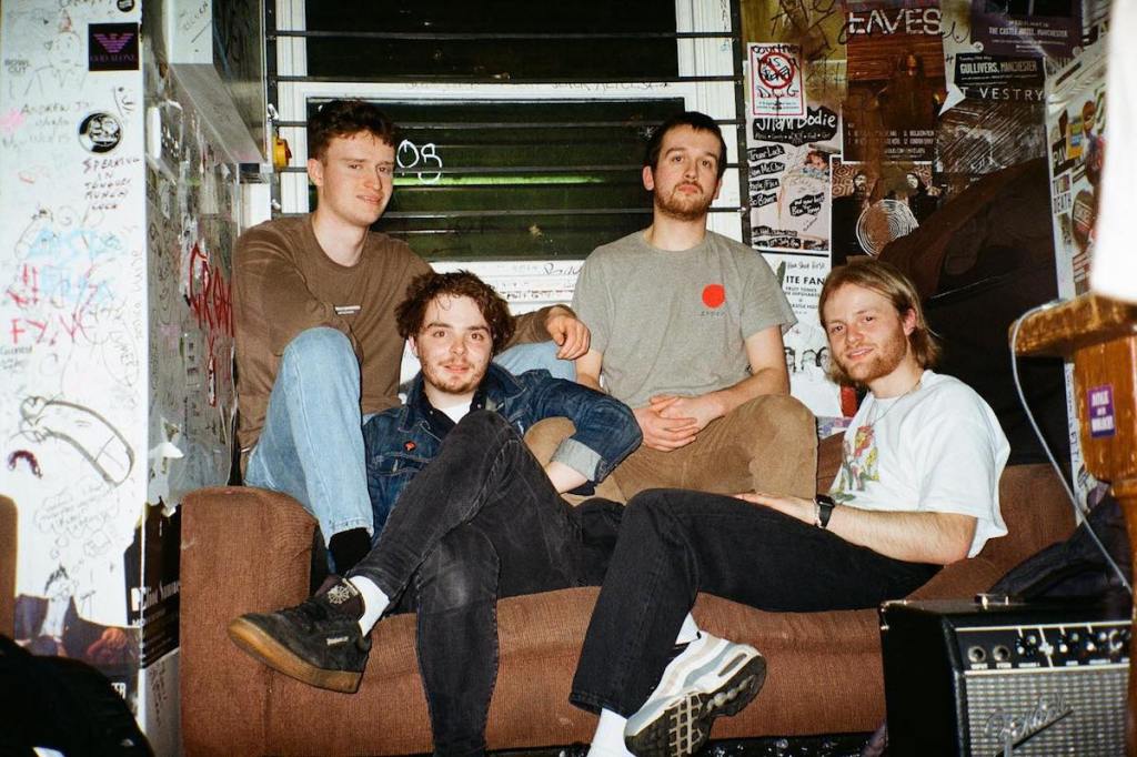 Listen: VALA –&nbsp;Swimming