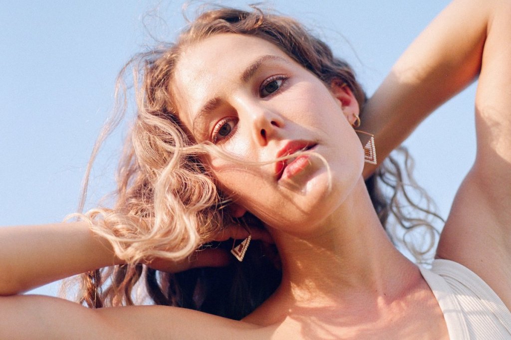 Listen: Michaela Slinger – Little&nbsp;Pieces