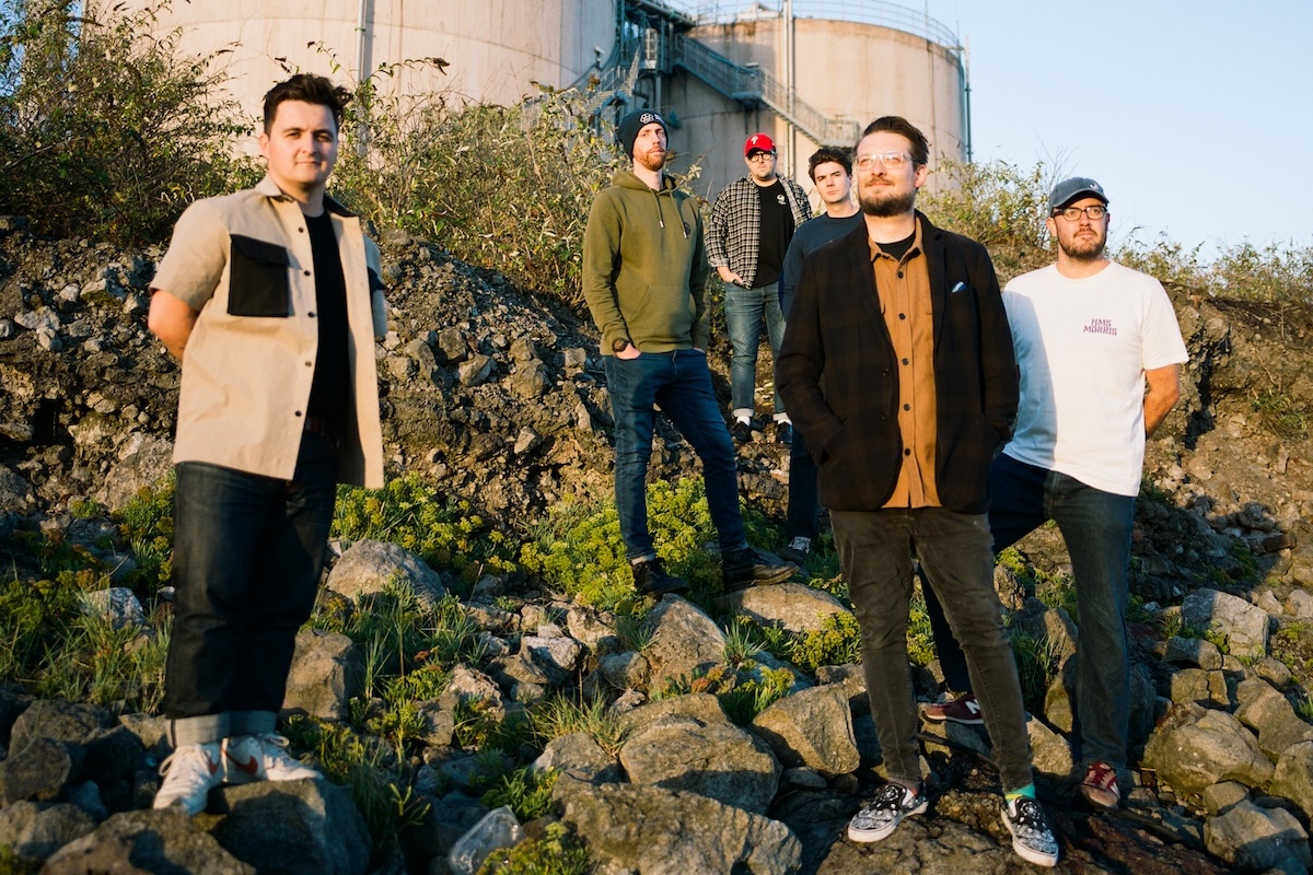 Breichiau Hir – Cuddio Tu Ôl Y Llen